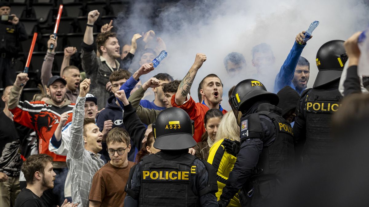 FOTO: Policie v O2 areně nacvičovala zásah proti rozvášněným hokejovým fanouškům